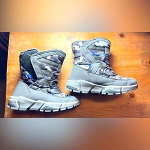 Poshmark Ad Copy for Boys’ Insulated Snow Boots - Size 2